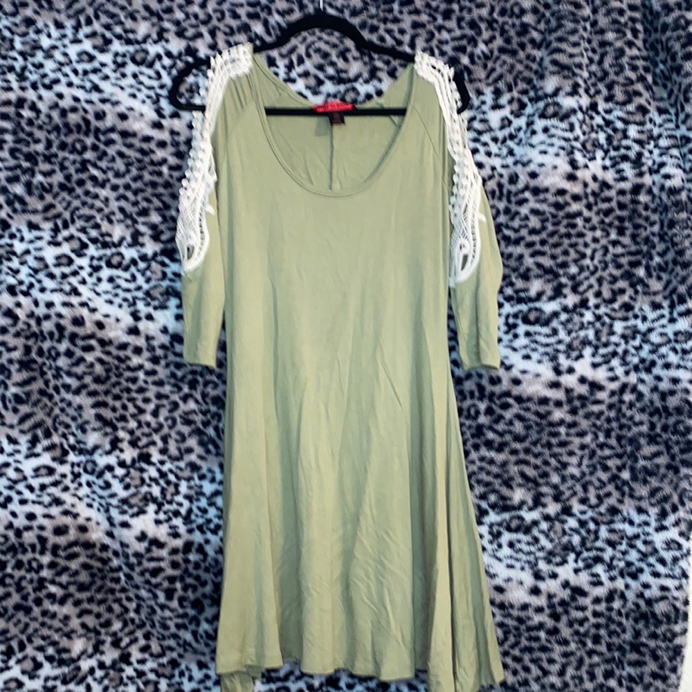 Open shoulder dress. Never worn. Size L juniors Soft material